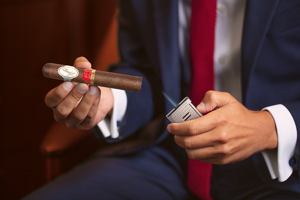 Feuerzeug,wie man eine kubanische Zigarre anzündet